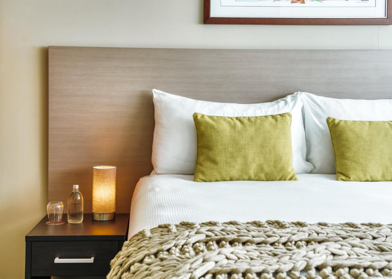 The Point Brisbane Hotel Zewnętrze zdjęcie A bed with a throw
