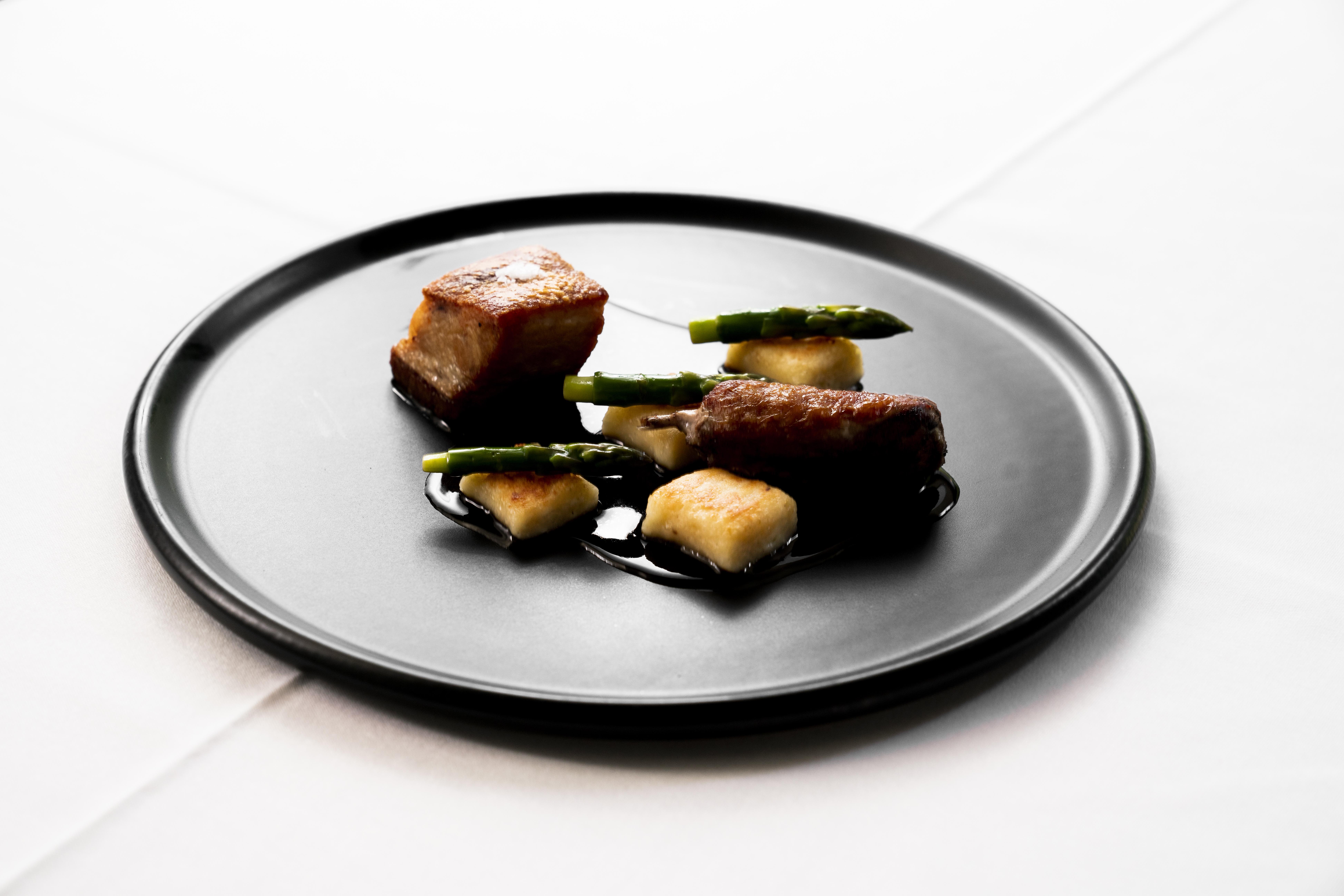 The Point Brisbane Hotel Zewnętrze zdjęcie A black plate