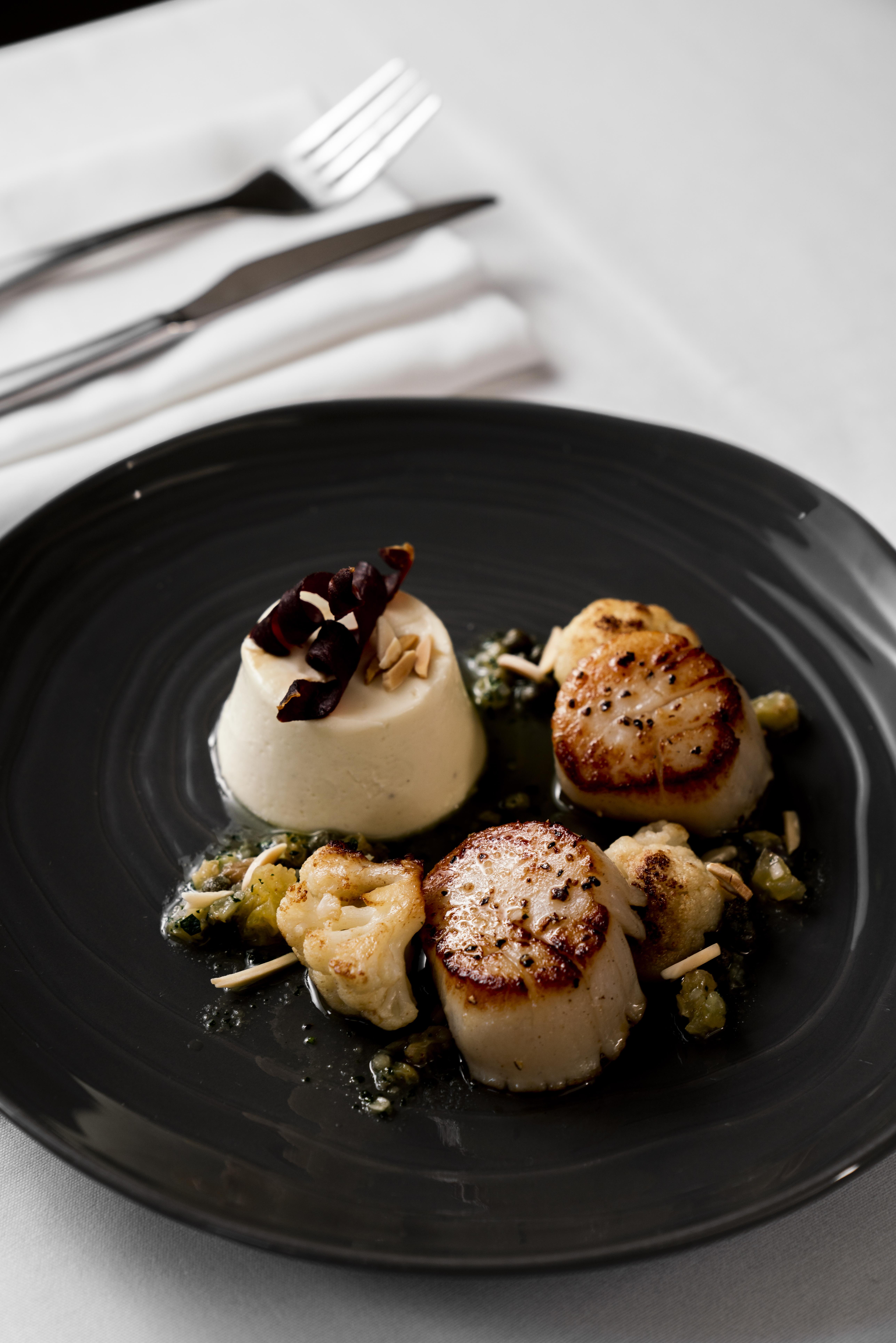 The Point Brisbane Hotel Zewnętrze zdjęcie Scallops with a white chocolate sauce
