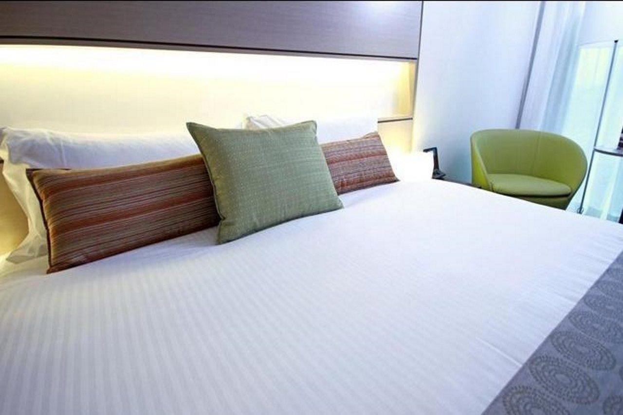 The Point Brisbane Hotel Zewnętrze zdjęcie A bed with pillows