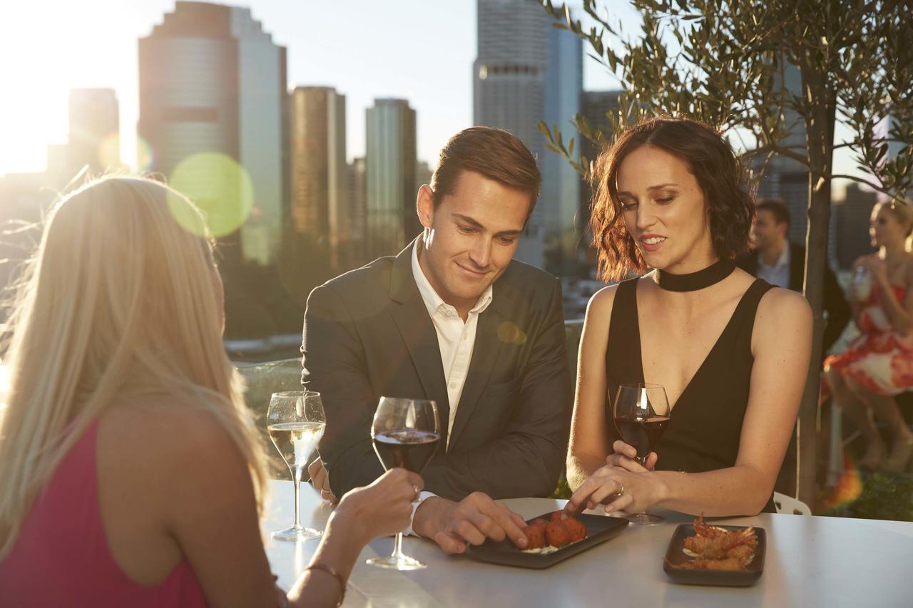 The Point Brisbane Hotel Zewnętrze zdjęcie A couple dining at a restaurant